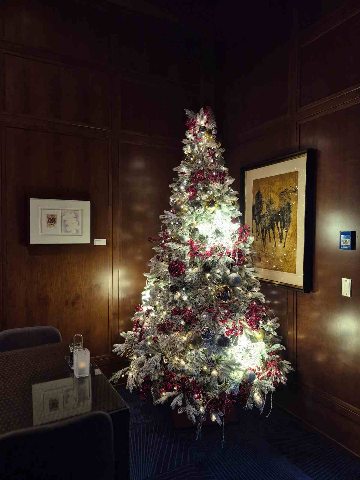 Sapin de Noël corporatif rouge, or et blanc à Québec