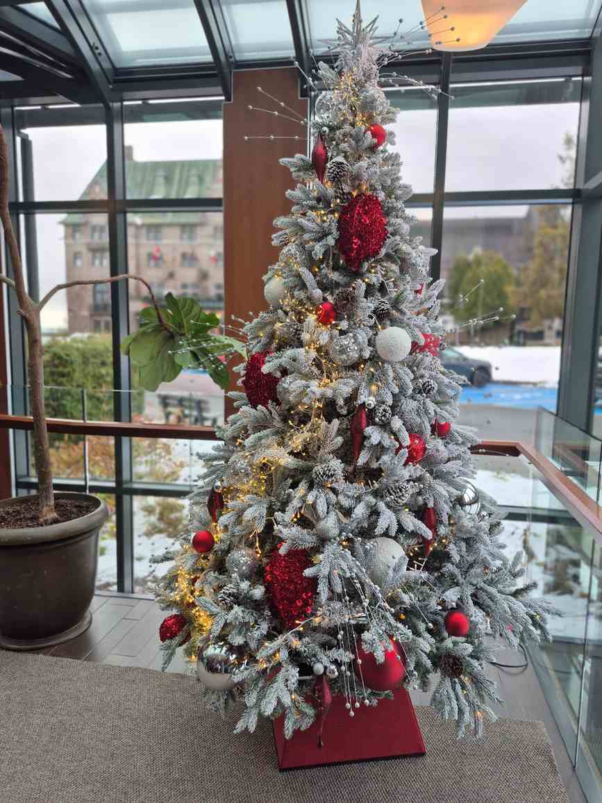 Décoration de Noël corporative avec sapin rouge et argent à Québec