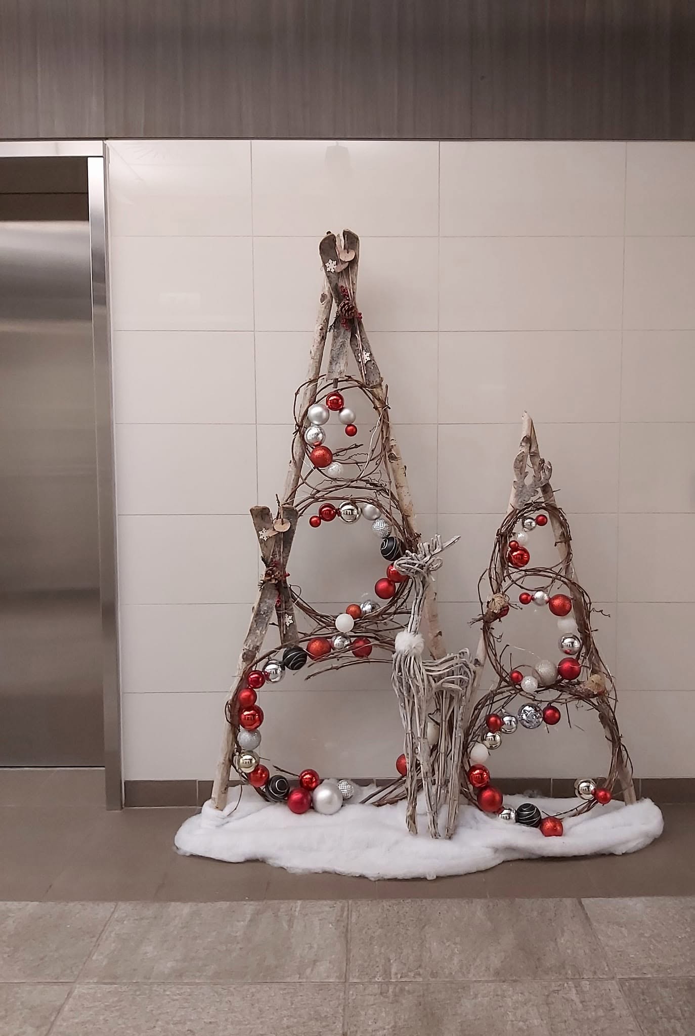 Décoration de Noël avec sapins en bois, boules rouges et argentées dans un espace commercial à Québec