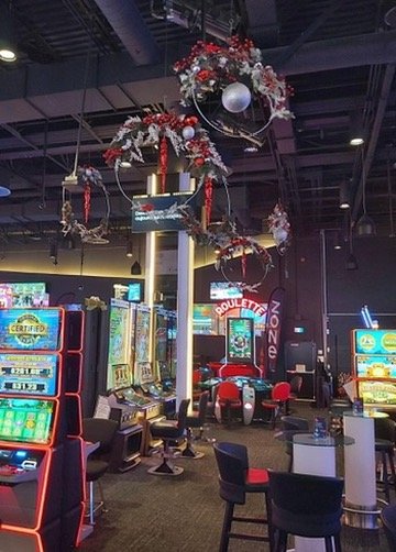 Décorations de Noël suspendues dans un espace commercial