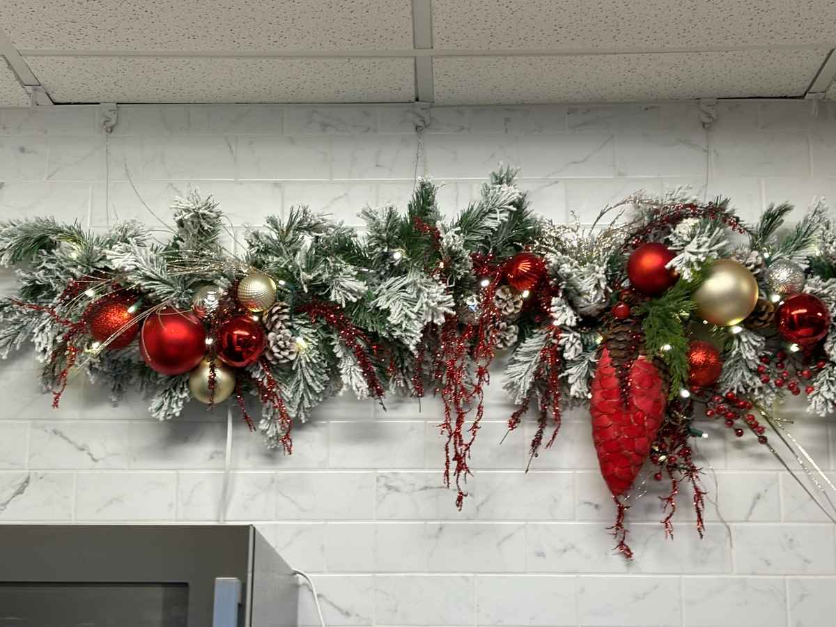 Guirlande de Noël rouge et or avec branches de sapin enneigées