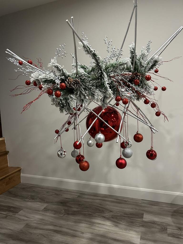 Décoration de Noël suspendue rouge et argent dans un espace professionnel