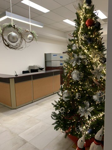 Sapin de Noël illuminé dans un espace d’accueil d’entreprise