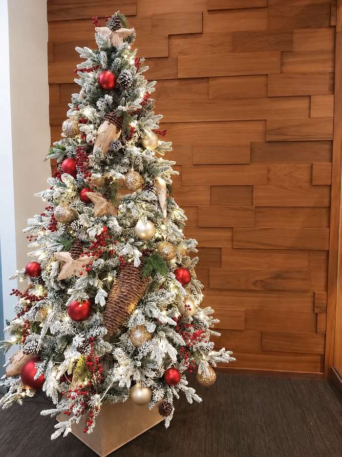 Sapin de Noël commercial rouge et or dans un espace corporatif