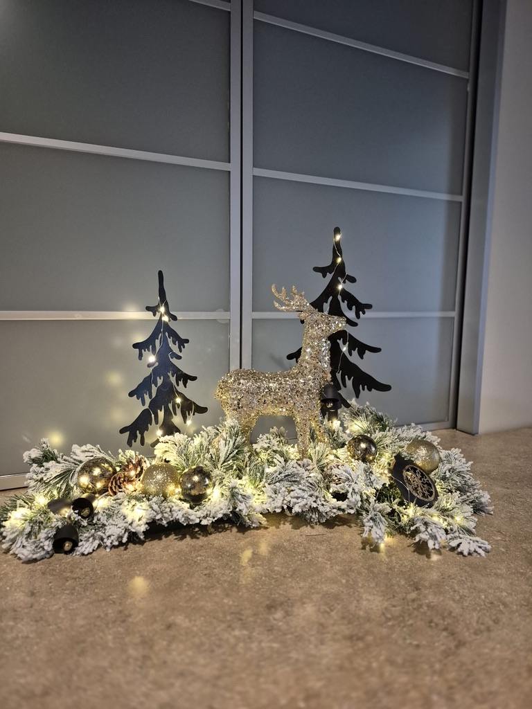 Décor de Noël illuminé avec cerf et sapins pour espace commercial