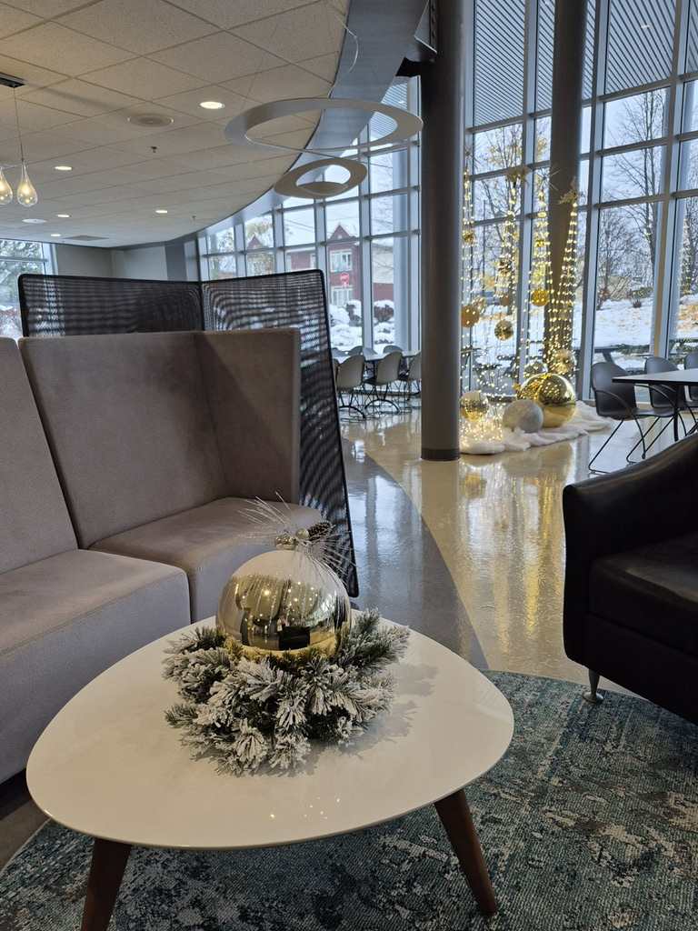 Décoration de Noël dans un espace corporatif avec sapin et ornements