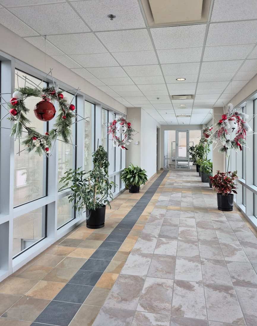 Décoration de Noël corporative dans un corridor d’entreprise à Québec