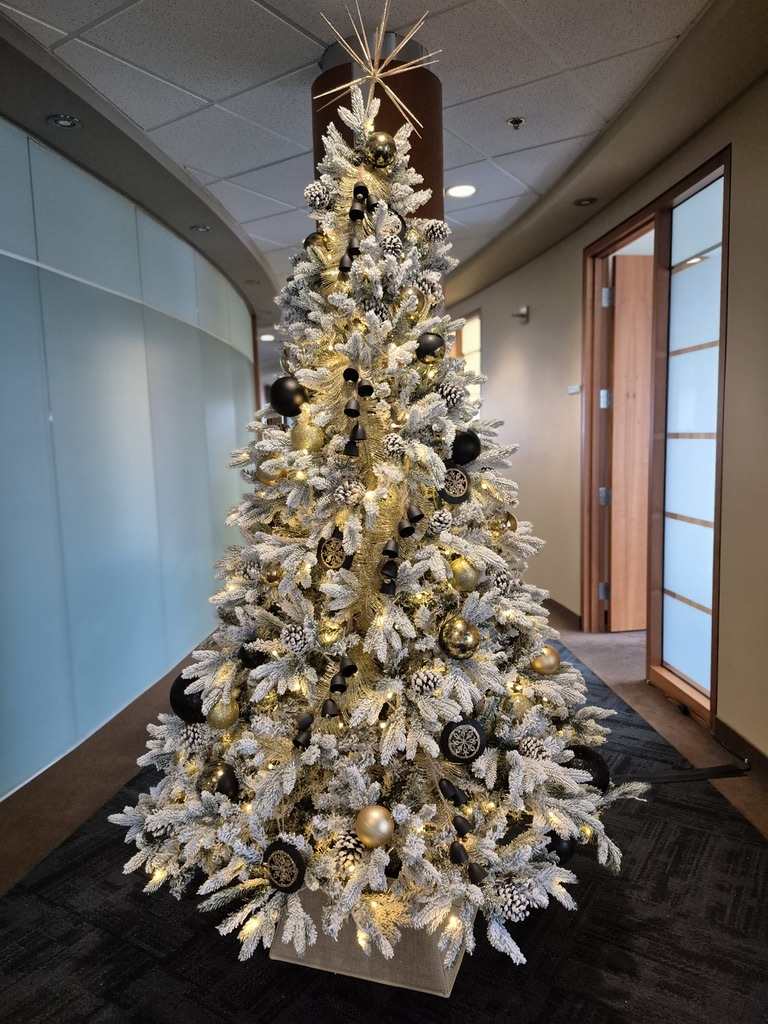 Sapin de Noël haut de gamme dans un hall d’entreprise