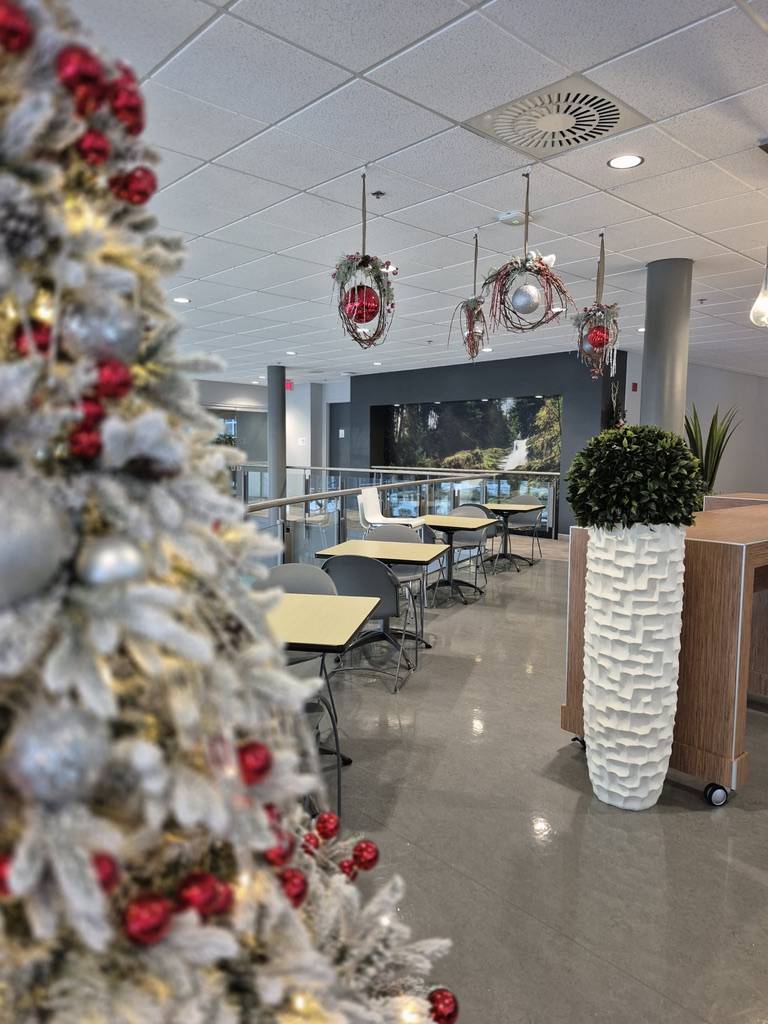 Décoration de Noël avec sapin et ornements suspendus dans un espace corporatif
