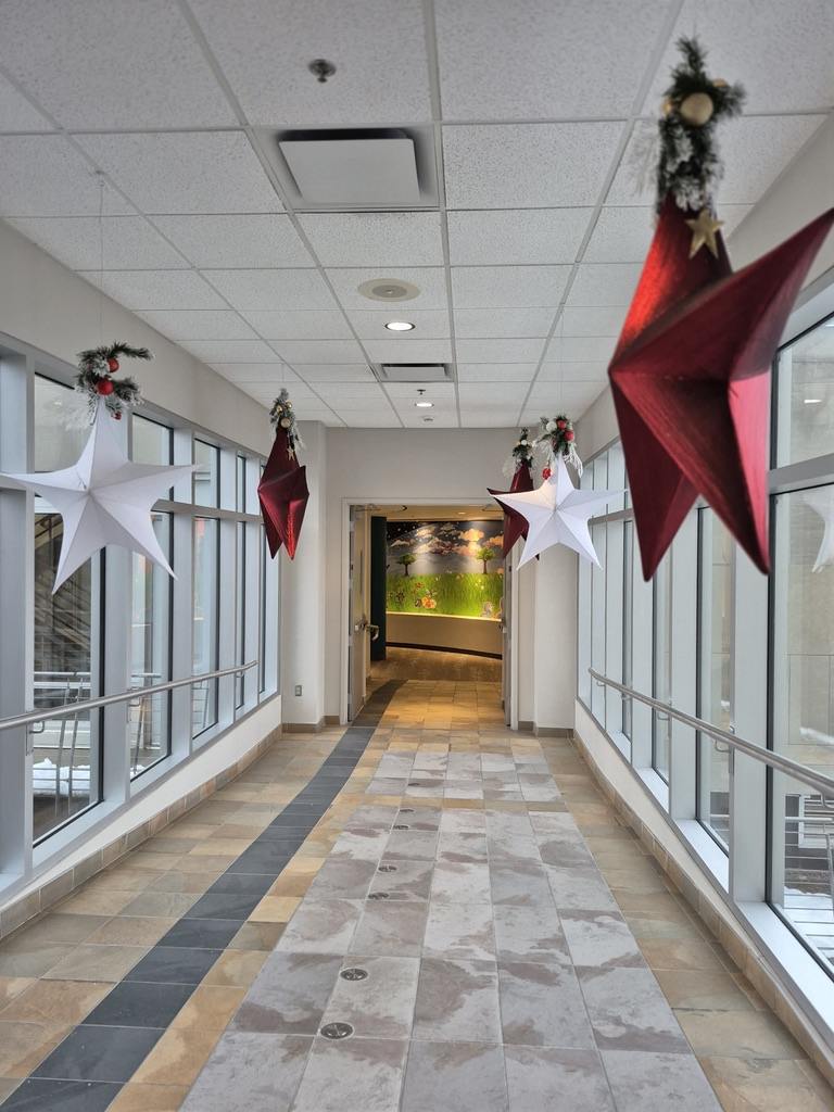 Corridor d’entreprise décoré pour Noël avec grandes étoiles rouges et blanches