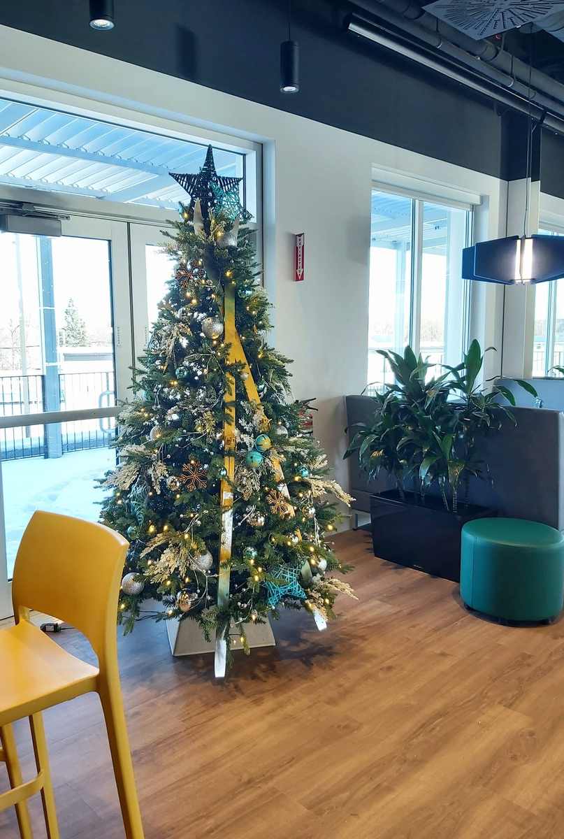 Sapin de Noël décoré pour une entreprise de Québec