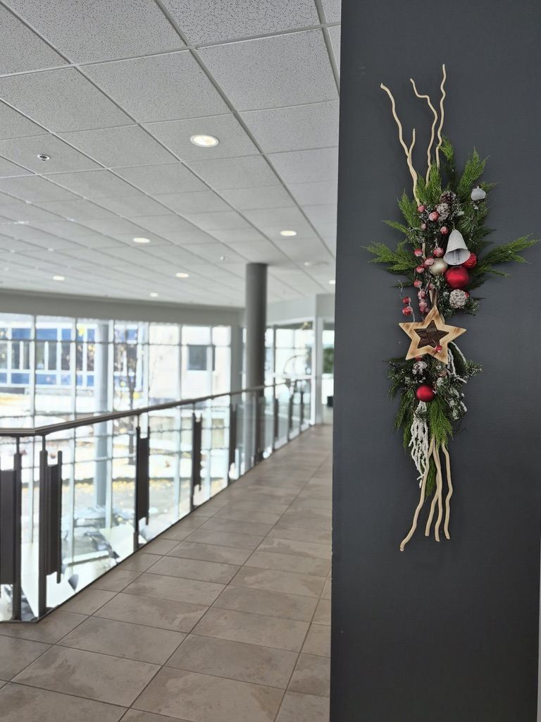 Décoration de Noël murale dans un espace corporatif à Québec
