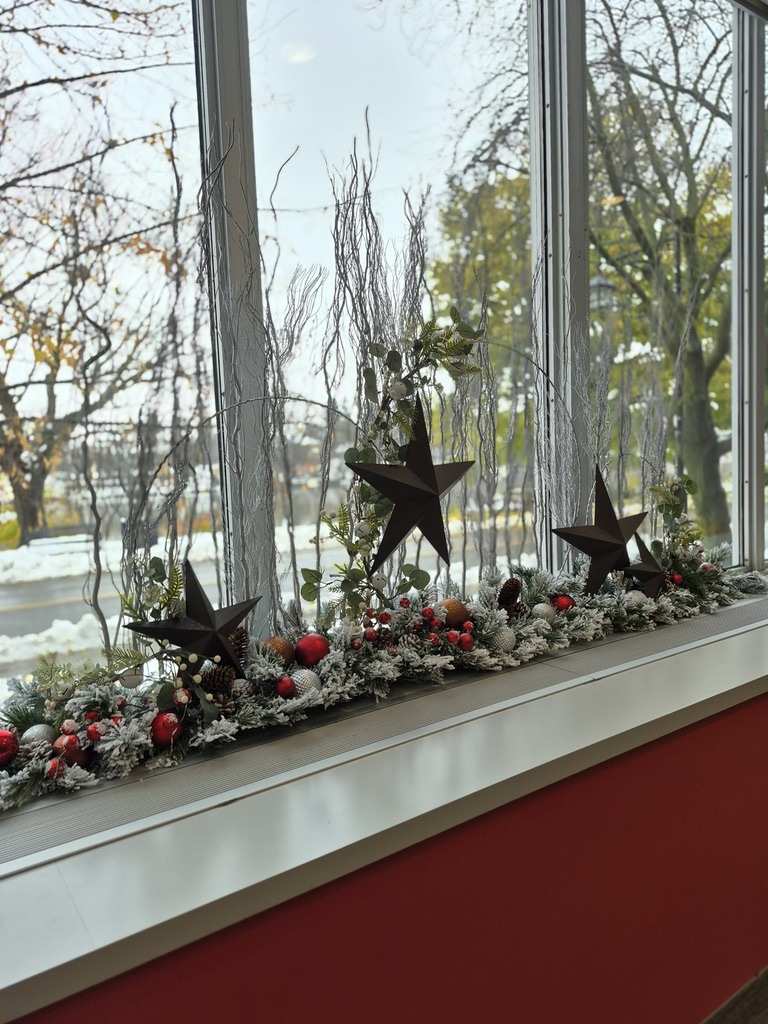 Décoration de Noël commerciale sur mesure dans un espace corporatif à Québec