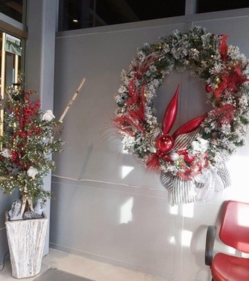 Couronne de Noël rouge et blanche dans un espace professionnel