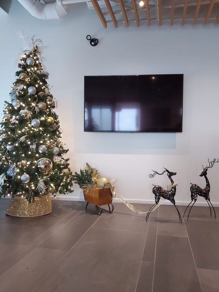 Sapin de Noël décoré dans un espace corporatif à Québec