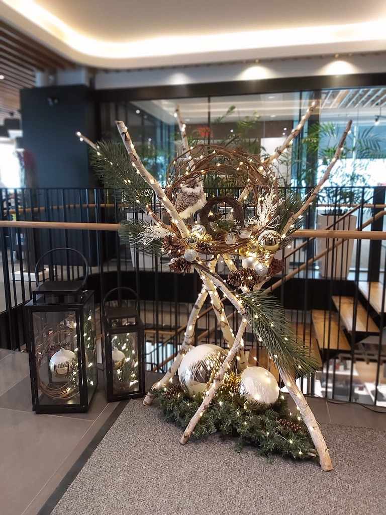 Décoration de Noël avec éléments naturels et lumières dans un bureau