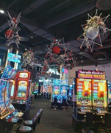 Décoration de Noël suspendue dans un espace commercial