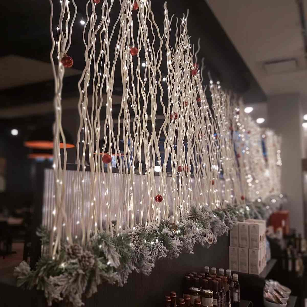 Rideau illuminé en cascade pour Noël dans une boutique