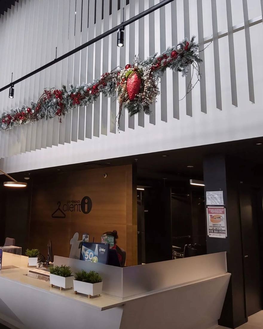 Guirlande de Noël décorant l’accueil d’une entreprise