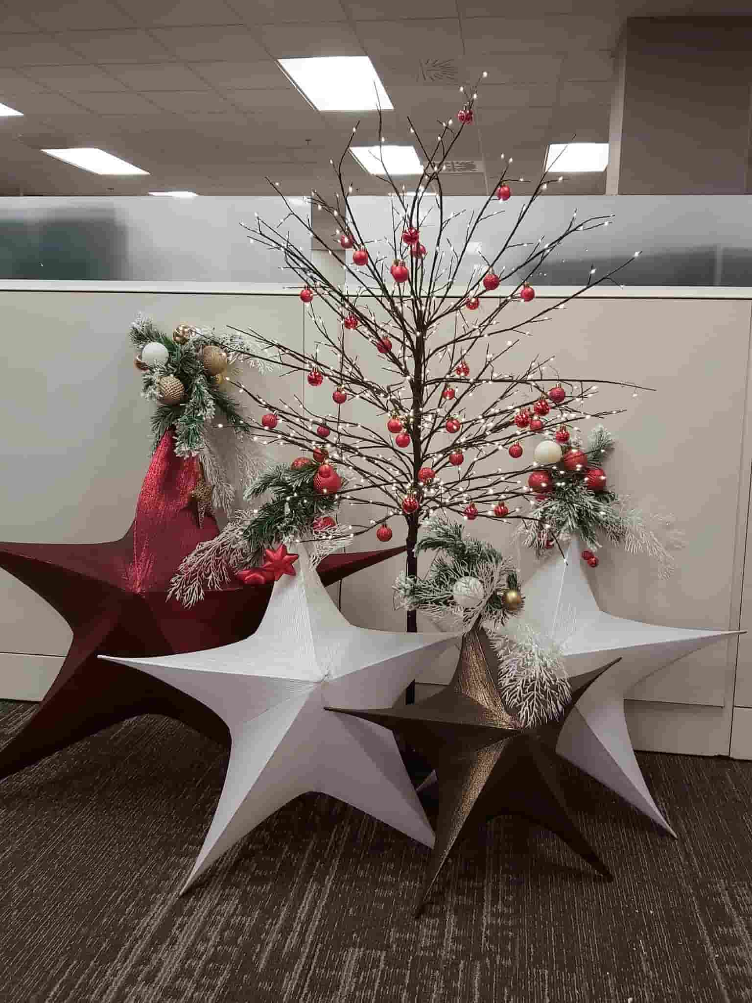 Panoplie d'étoiles rouges et blanches pour un décor de Noël